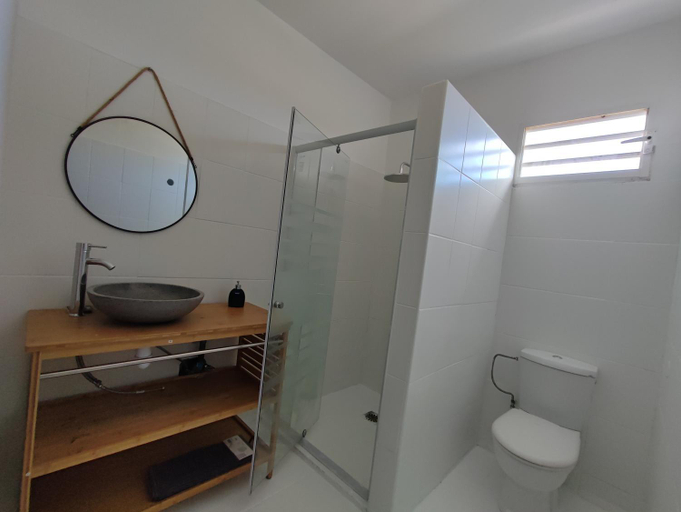 Shower 5, Kukumi's House, Sainte-Anne