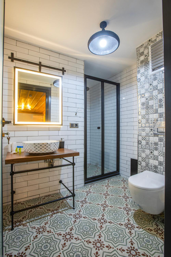 Others 3, Blu Ma’Cel Hotel, Fatih