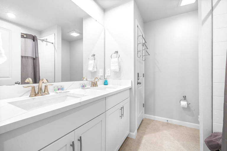 Bathroom 4, Waterview Luxury Retreat for 12!, Pasco