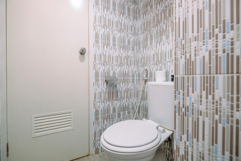 Bathroom 5, Strategic and Comfortable 2BR at Podomoro Golf View Apartment By Travelio, Bogor
