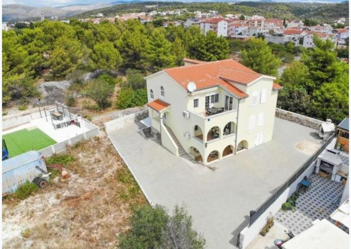 Others 3, Villa Adriatica, Okrug