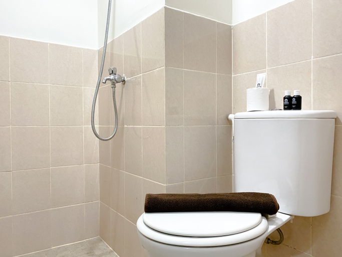 Bathroom 5, Warm and Homey 2BR at Podomoro Golf View Apartment By Travelio, Bogor