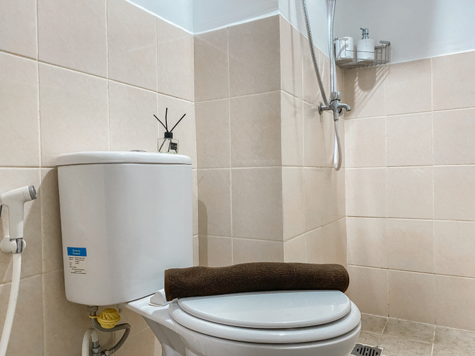 Bathroom 5, Warm and Homey Studio at Podomoro Golf View Apartment By Travelio, Bogor