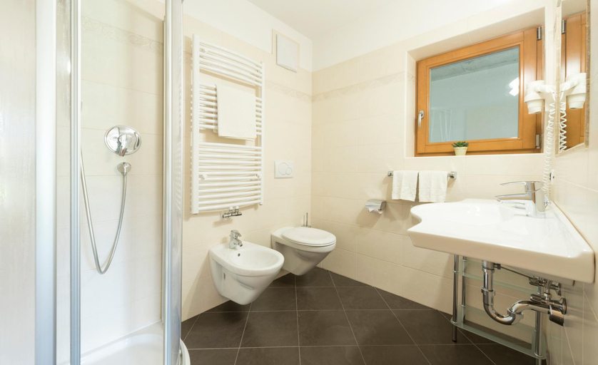 Bathroom 1, Apartments La Rives, Bolzano