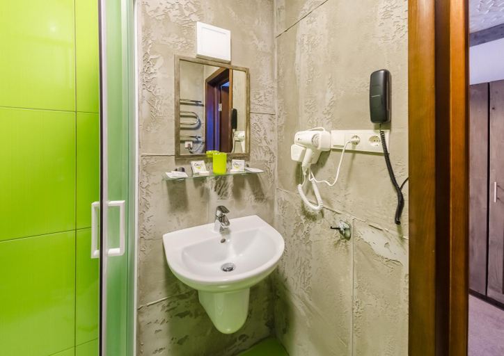 Bathroom 3, Chalet CrepDeChine Hotel, Nadvirnians'kyi