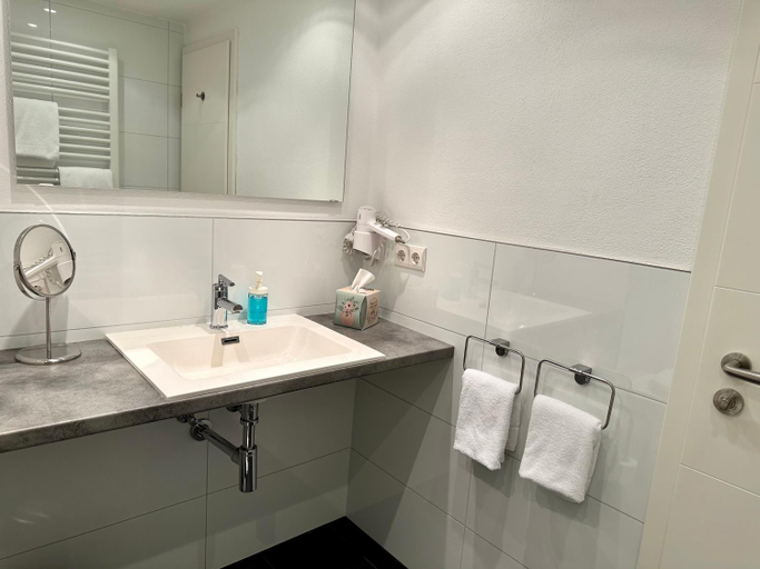 Bathroom 2, Hotel Bronnbacher Hof, Main-Tauber-Kreis