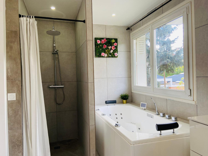 Bathroom 11