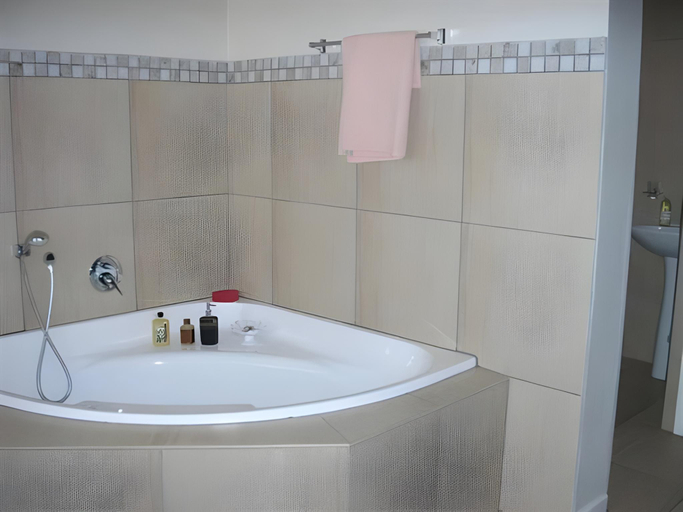 Bathroom 3, My Den Bed and Breakfast Pty Ltd, Ugu