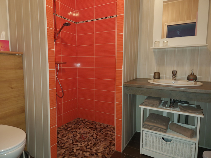 Bathroom 5, Une autre maison, Jura
