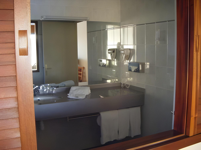 Bathroom 3, Hotel Le Pavillon Bleu, Landes