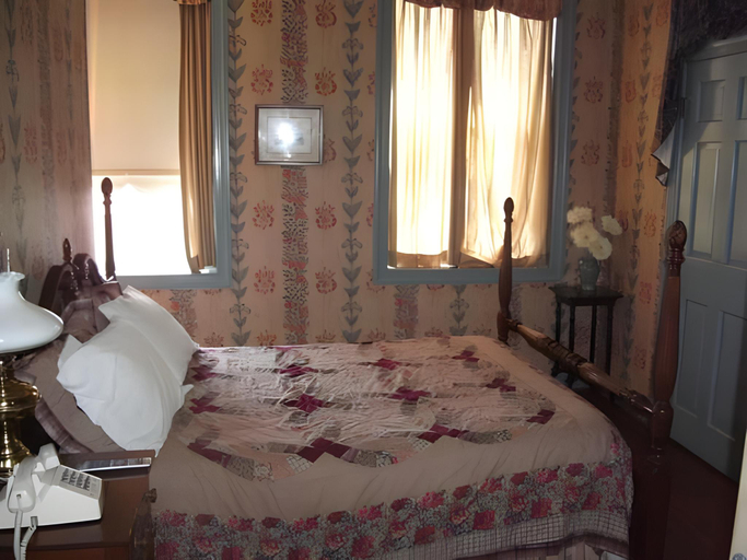 Bedroom 2, Leesburg Colonial Inn, Loudoun
