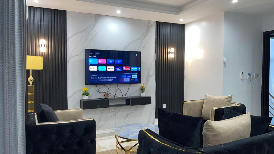 Shared lounge/TV area, Suna' a Home Bonapriso, Wouri