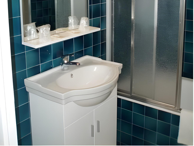 Bathroom 3, Hotel les Alignements, Morbihan