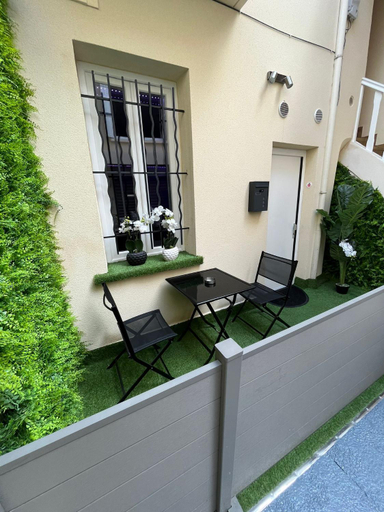 Others 3, Room & Jacuzzi - Stade de France, Seine-Saint-Denis