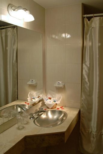 Bathroom 5, Hotel San Rafael, San Rafael