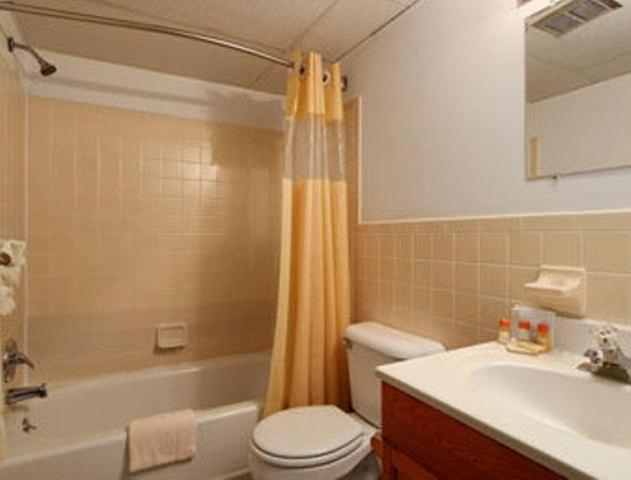 Bathroom 3, Mainstreet Inn, Bucks