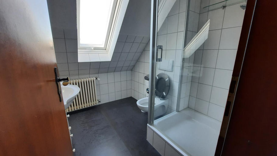Bathroom 16