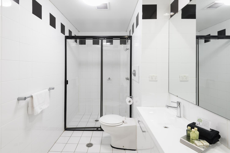 Bathroom 4, Clarendon Hotel, Newcastle - Inner City