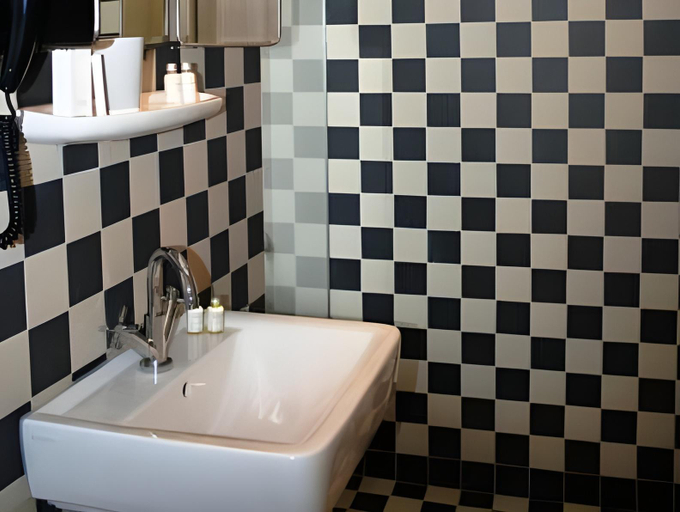 Bathroom 3, Hotel Les Pilotes, Somme