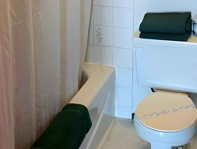 Bathroom 2, Circle 6 Motel, Division No. 2