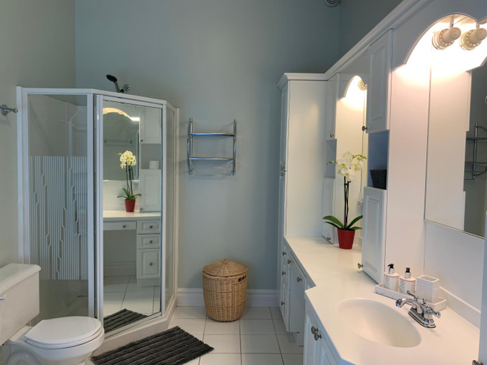 Bathroom 4, Q Estate Guest Suite heated indoor pool, Leeds and Grenville