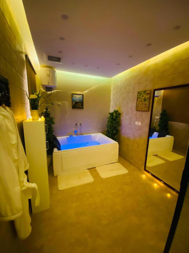 Others 2, Comfort Hotel Suites