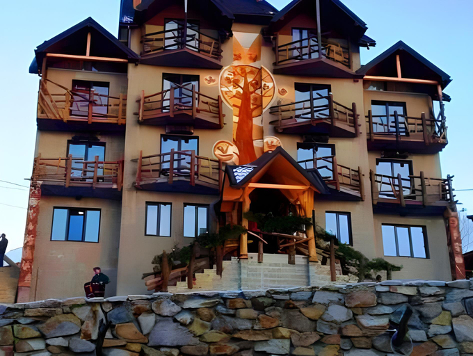Exterior & Views