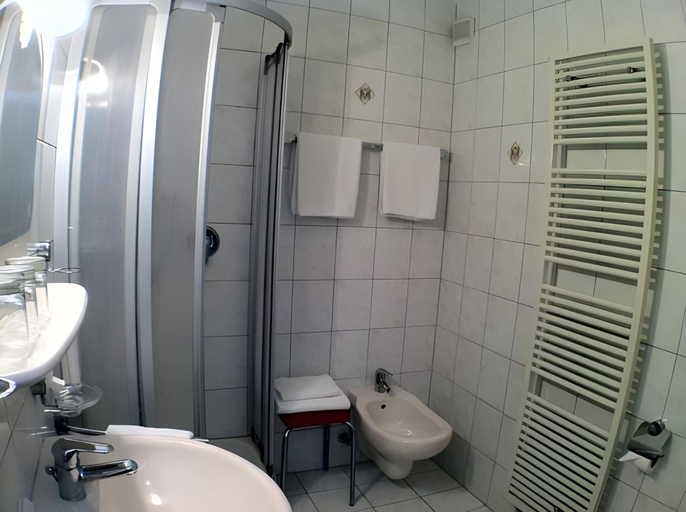 Bathroom 3, Landgasthof Scheubel, Erlangen-Höchstadt