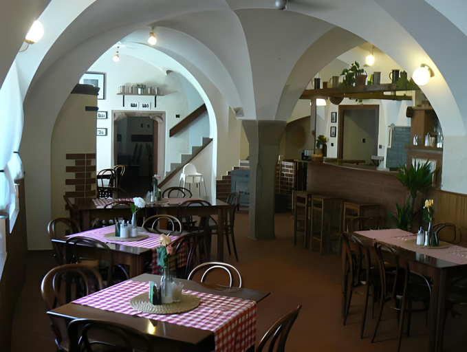 Food & Drinks 2, Penzion a restaurace Modra ruze Tabor, Tábor