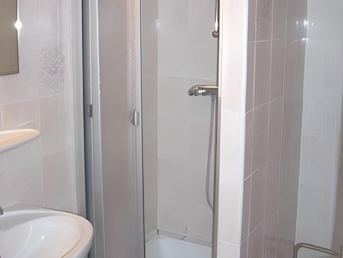 Bathroom 4, Le Relais De La Place, Finistère