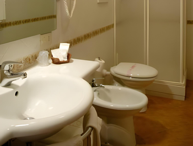 Bathroom 4, Hotel Squarciarelli, Rome