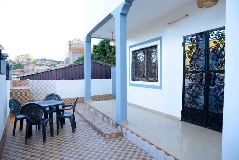 Others 4, Appart meuble Jouvence chez Chantal & Francis, Mfoundi