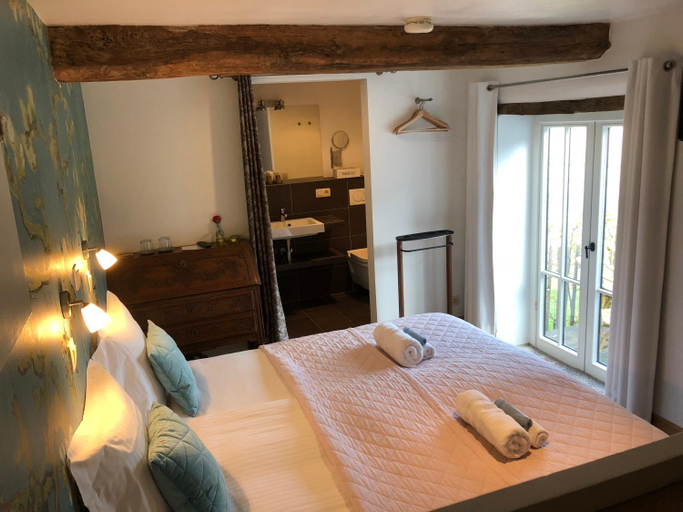 Bathroom 1, B&B De Paenhoeve, Limburg