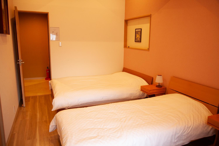 Bedroom 1, Samurai Suite 2 , 15mins from Kyoto Eki , 5 mins to Arashiyama, Kyoto