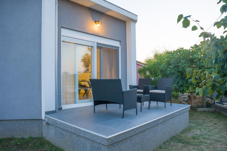 Others 3, Apartmani Toni, Drniš