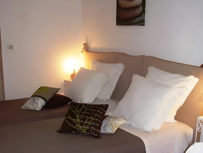 Bedroom 2, Hotel L'albatros, Loire-Atlantique