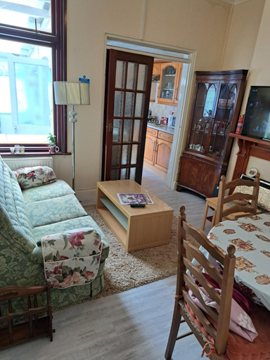 Others 2, Single Bedroom available - Train station London Seven Kings, London