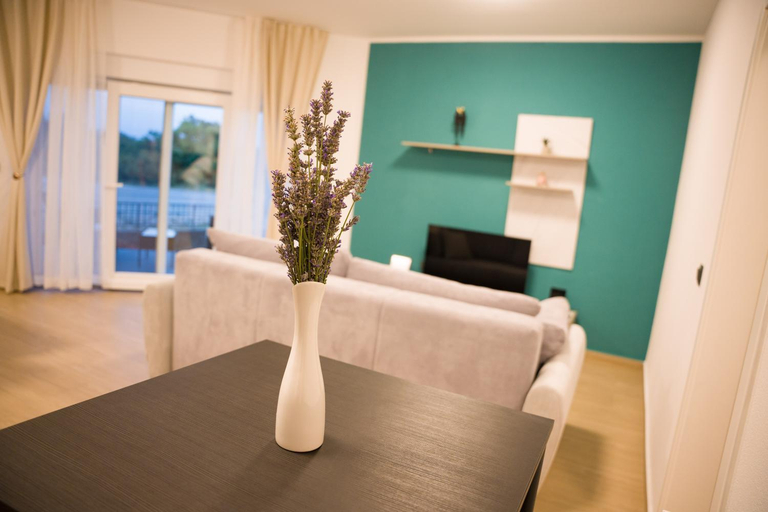 Others 2, Apartmani Toni, Drniš