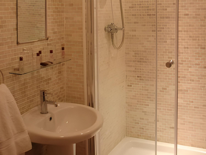 Bathroom 4, The Star Hotel, Southampton