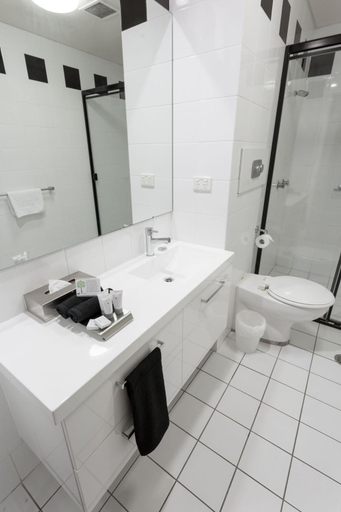 Bathroom, Clarendon Hotel, Newcastle - Inner City