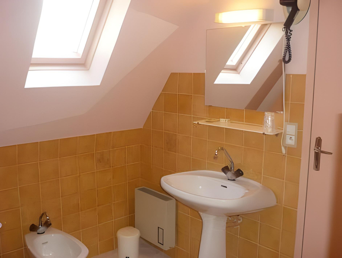 Bathroom 2, Le Miramont, Hautes-Pyrénées