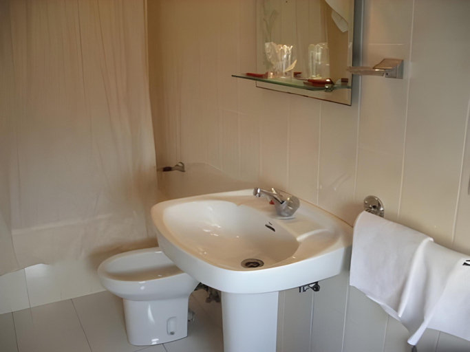 Bathroom 5, Santa Cruz, Lugo