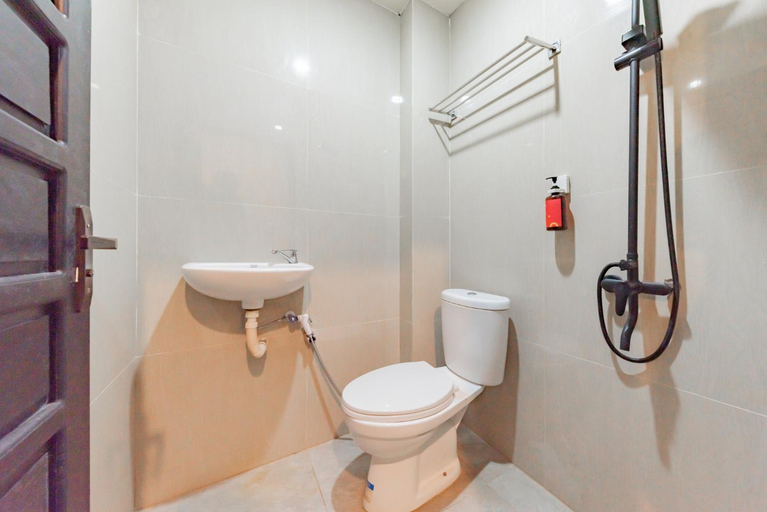 Bathroom 16