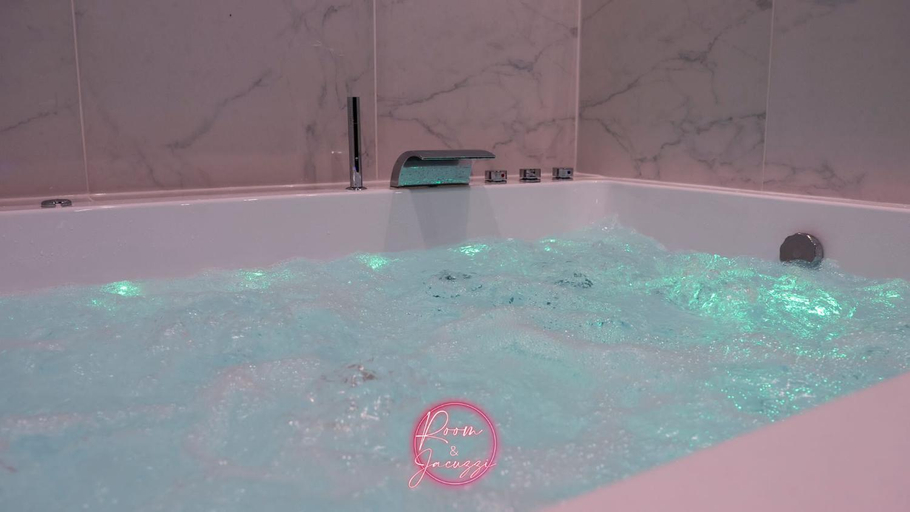 Others 5, Room & Jacuzzi - Stade de France, Seine-Saint-Denis