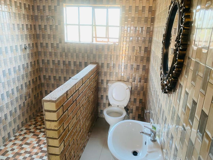 Bathroom 3, Lormasol Mews Guesthouse, Serowe