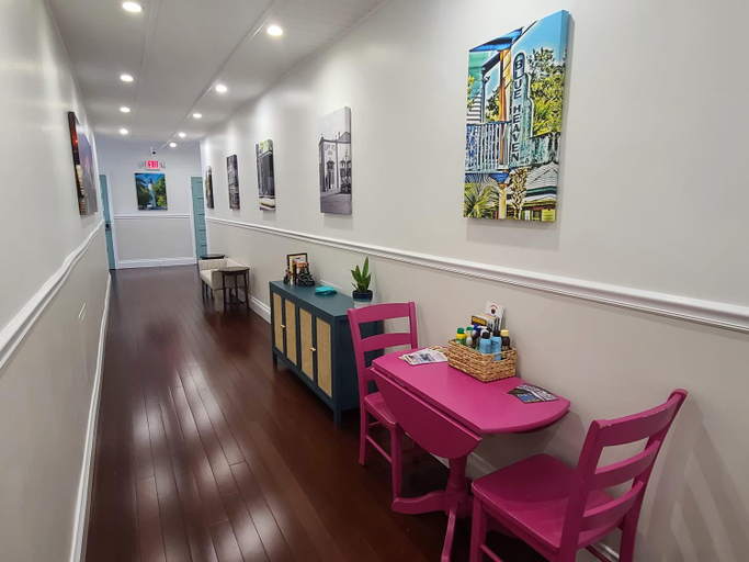 Others 5, Duval Street Suite overlooking Duval with parking and pool, Monroe