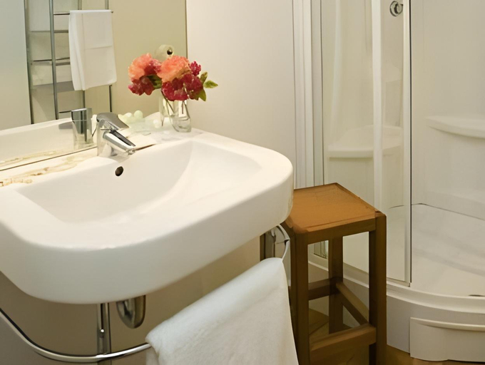Bathroom 3, Logis-Hotel Cote-Rivage, Dordogne