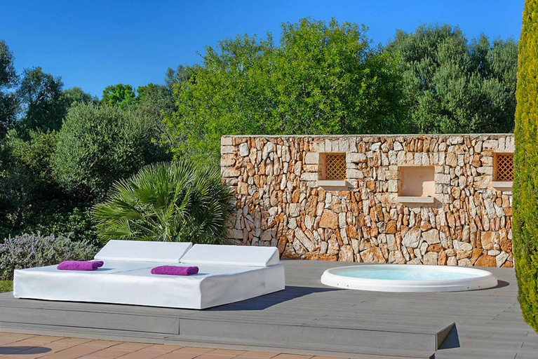 Others 5, Villa Xiquetes, Baleares