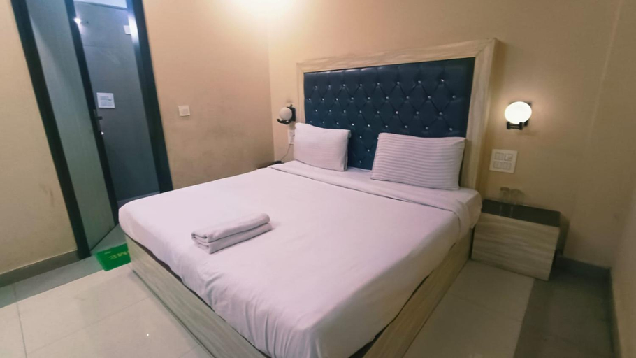 Hotel Luxury Inn Adarsh Nagar Metro Pillar No 100, West
