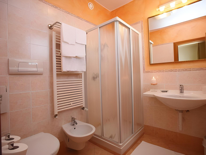 Bathroom 4, Hotel Camoretti, Bergamo